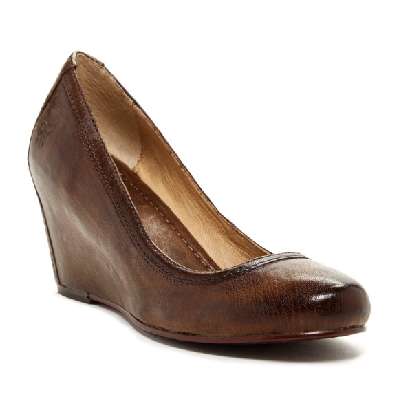 frye carson wedge pump